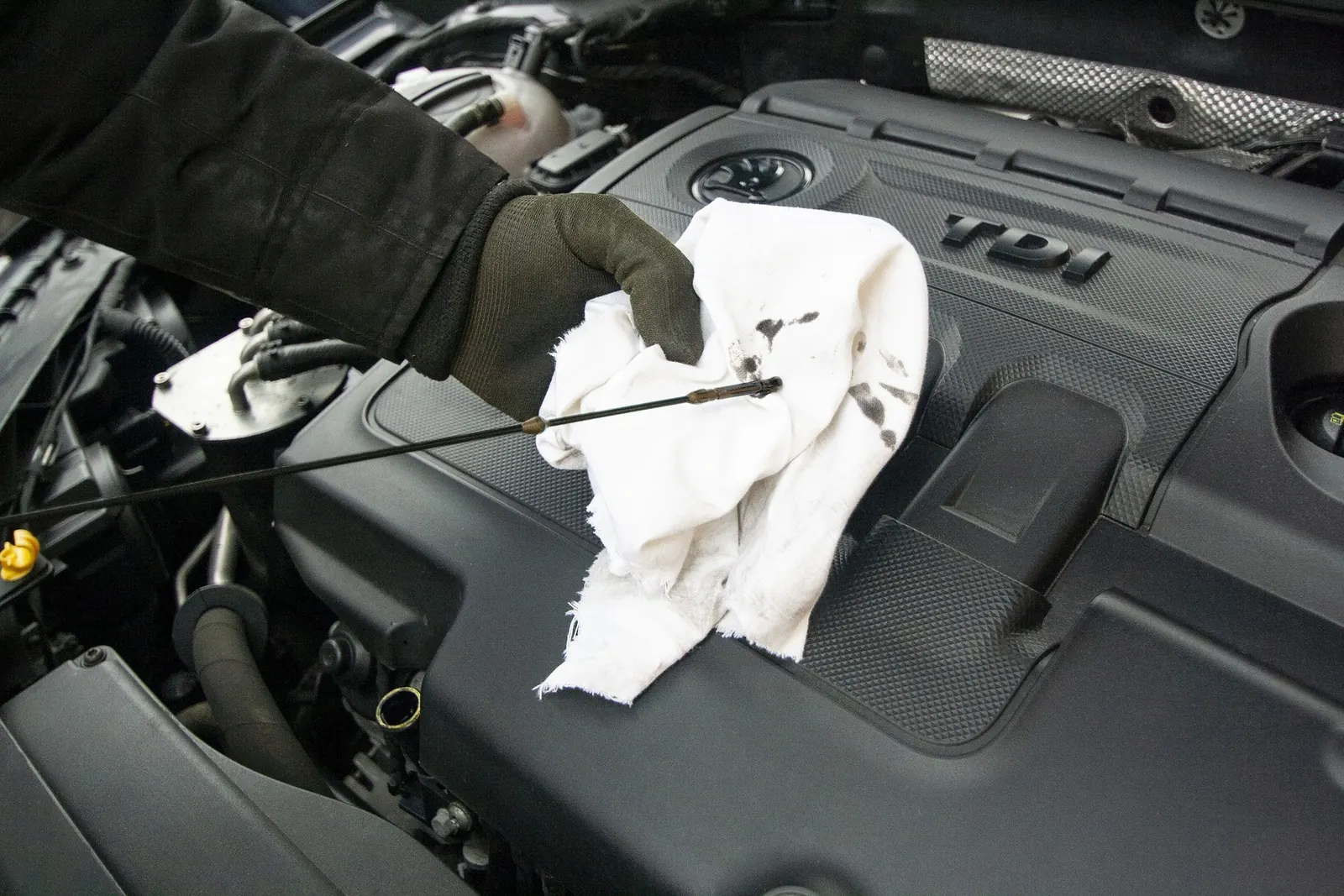 Profissional realizando manutenção no motor de um automóvel